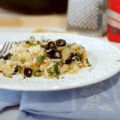 أرز كريمي في الفرن مع سمك القد، الفلفل الحار والزيتون