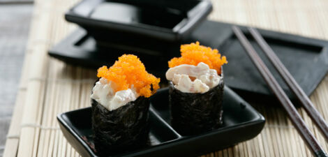 Gunkan sushi aux crevettes et œufs du Tobiko (poisson volant)