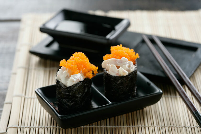 Foto de Gunkan sushi aux crevettes et œufs du Tobiko (poisson volant)
