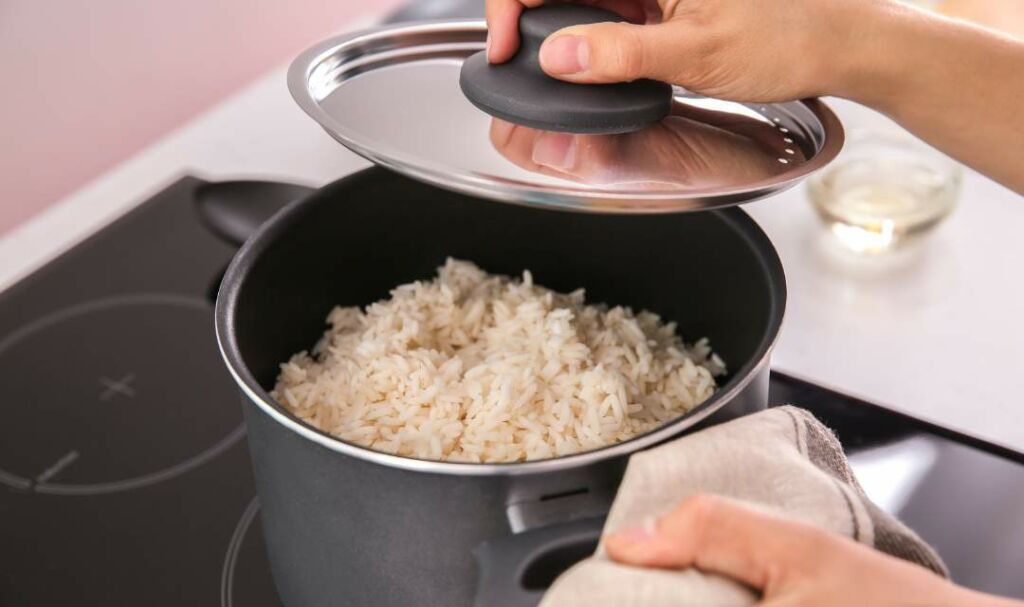 la cuisson du riz dans une marmite : calories du riz
