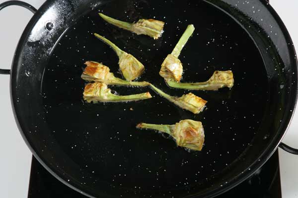 Paella de légumes : revenir dans une paellera