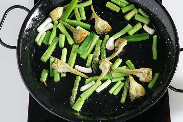 Paella de légumes : ajoutez les aspèrges