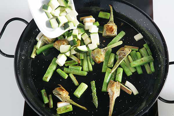 Paella de légumes : Ajouter les courgettes