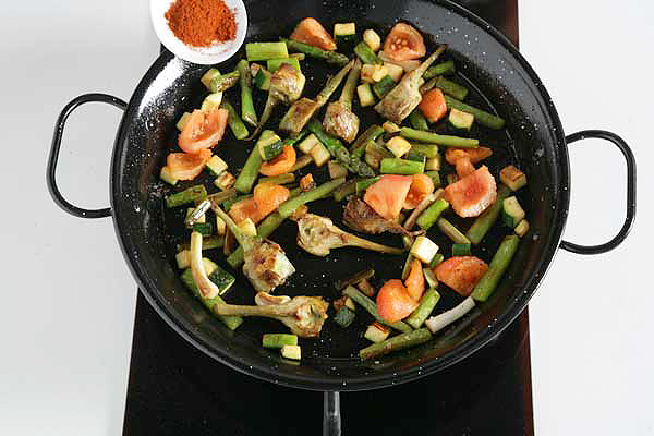 Paella de légumes : Saupoudrer le paprika 