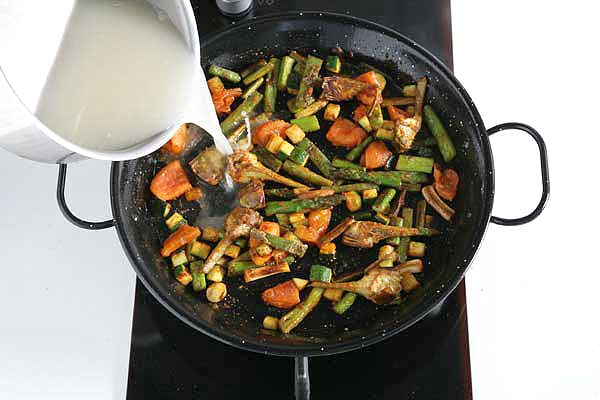 Paella de légumes : Ajouter le bouillon