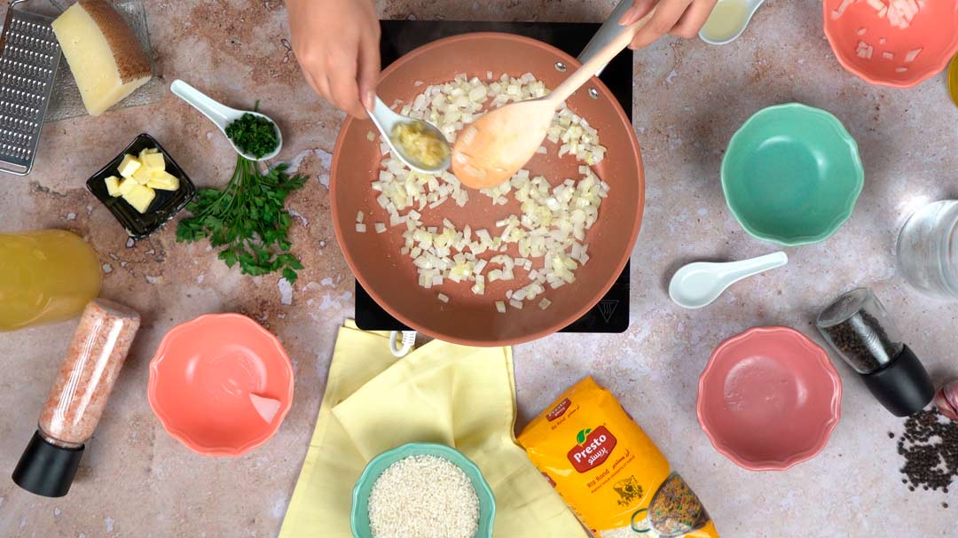 risotto fruits de mer : Préparation de l'oignon et du riz