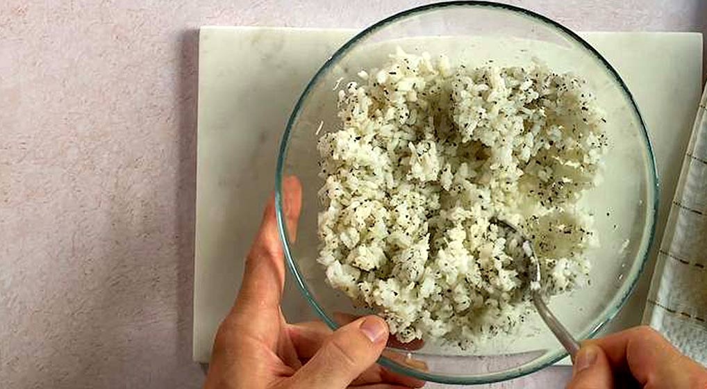 Boulettes de riz au fromage : Mélanger tous les ingrédients
