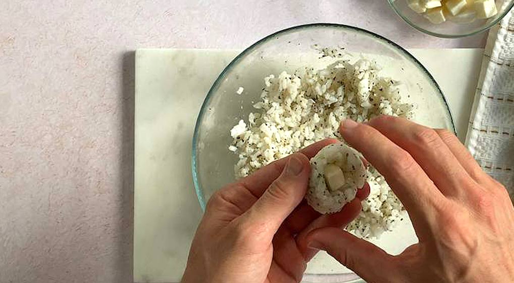 Boulettes de riz au fromage : Forme des boules