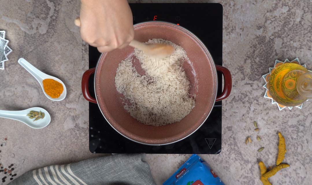  Riz à la Cardamome : Faire revenir le riz