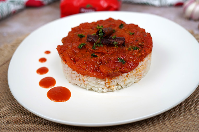 Foto de الأرز وصلصة الطماطم: وصفة كلاسيكية ولذيذة
