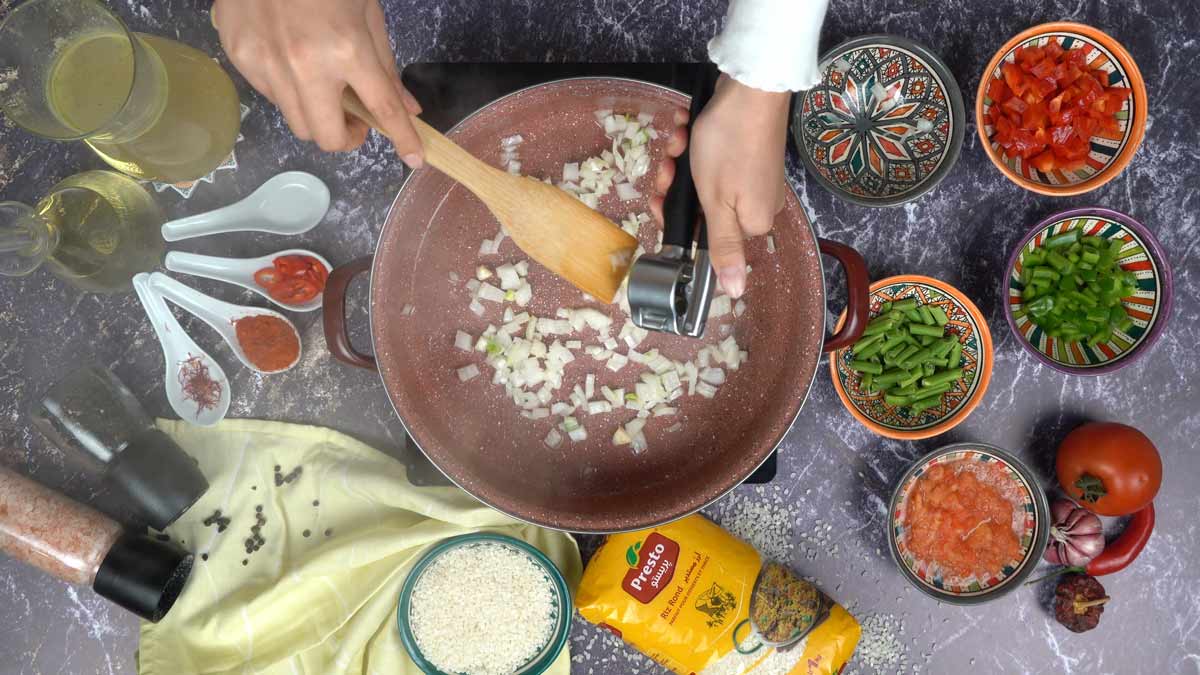 بايلا الخضار : طهي البصل