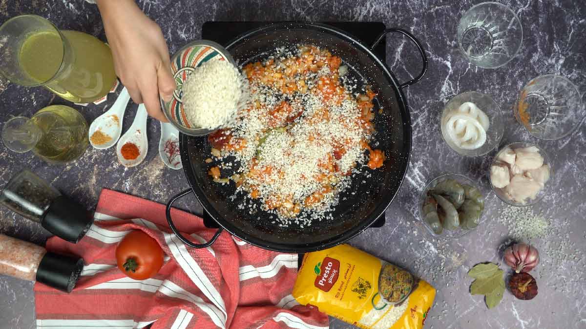 paella fruits de mer facile :Intégration du riz