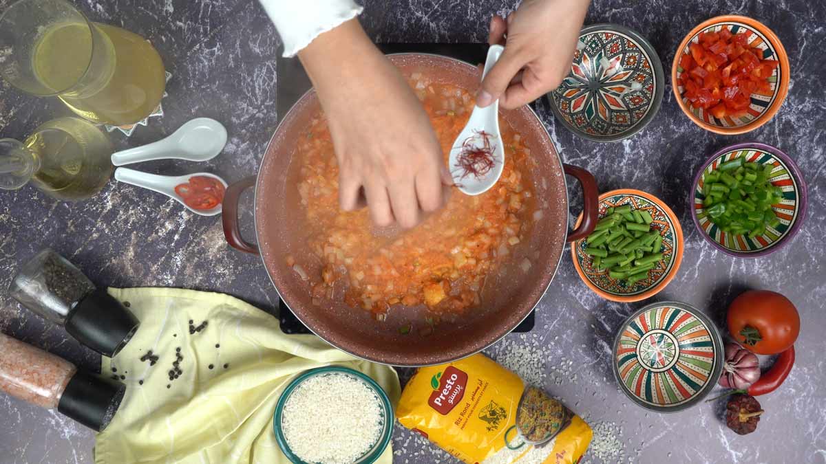 paella aux légumes : Incorporer le safran