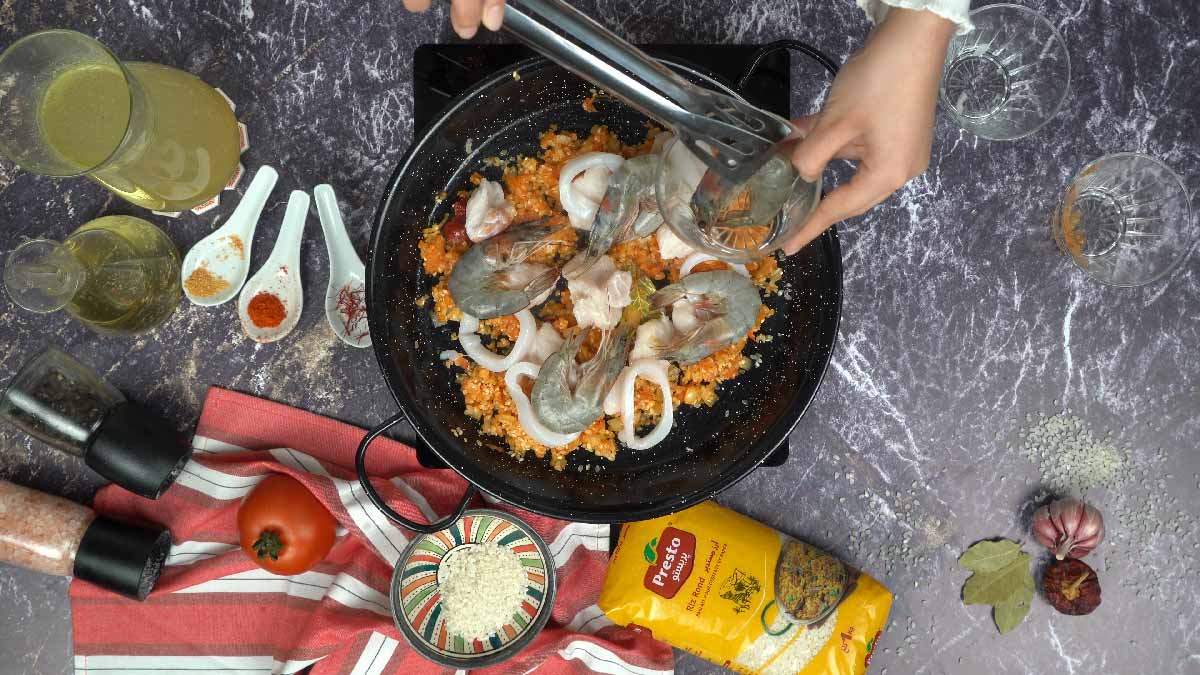 paella fruits de mer facile : Incorporation des crevettes