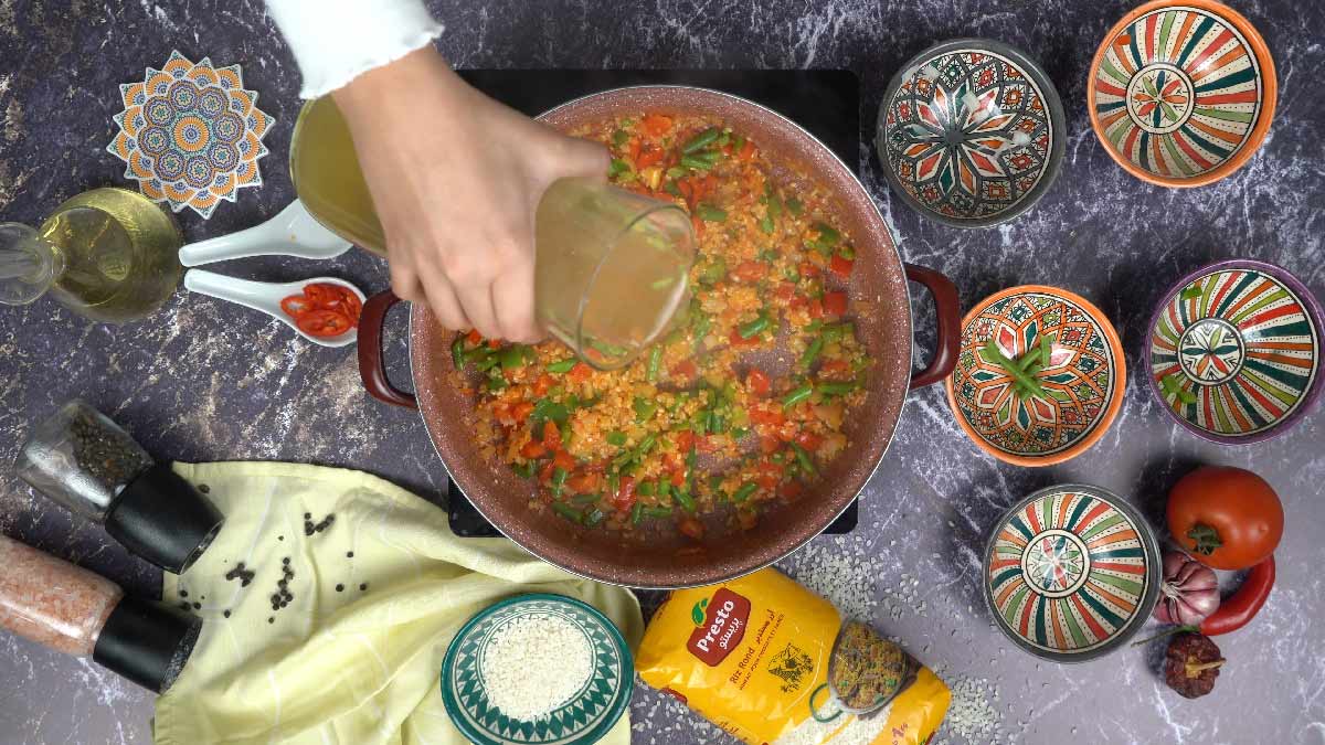 paella aux légumes : Ajouter le bouillon