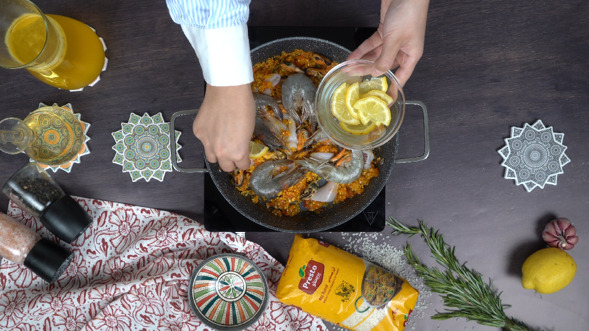 paella di pesce : Placement des crevettes et des citrons