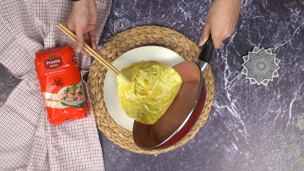 Omurice: Ajout de l'œuf au riz