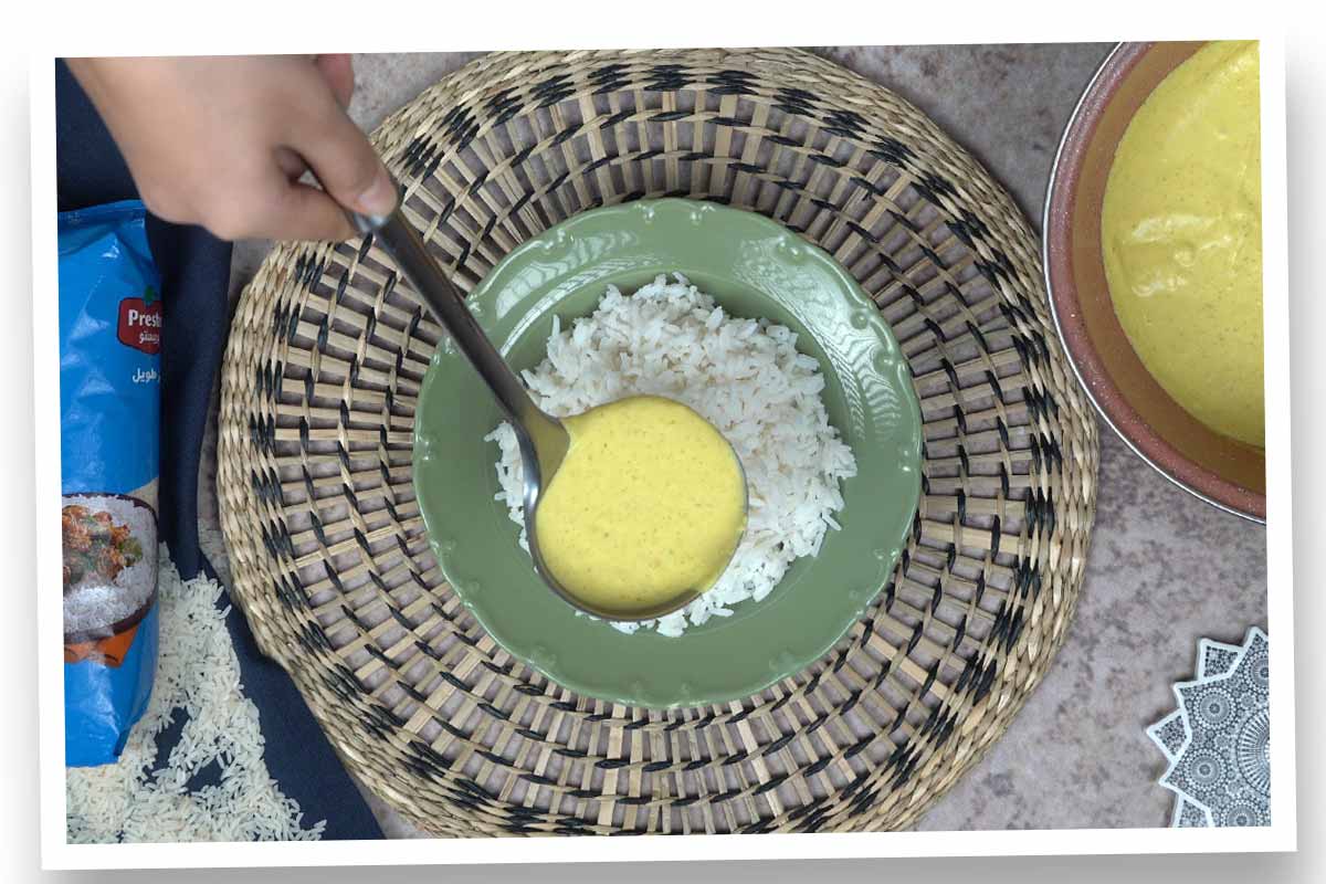 صلصة الكاري للأرز : تقديم الأرز مع صلصة الكاري