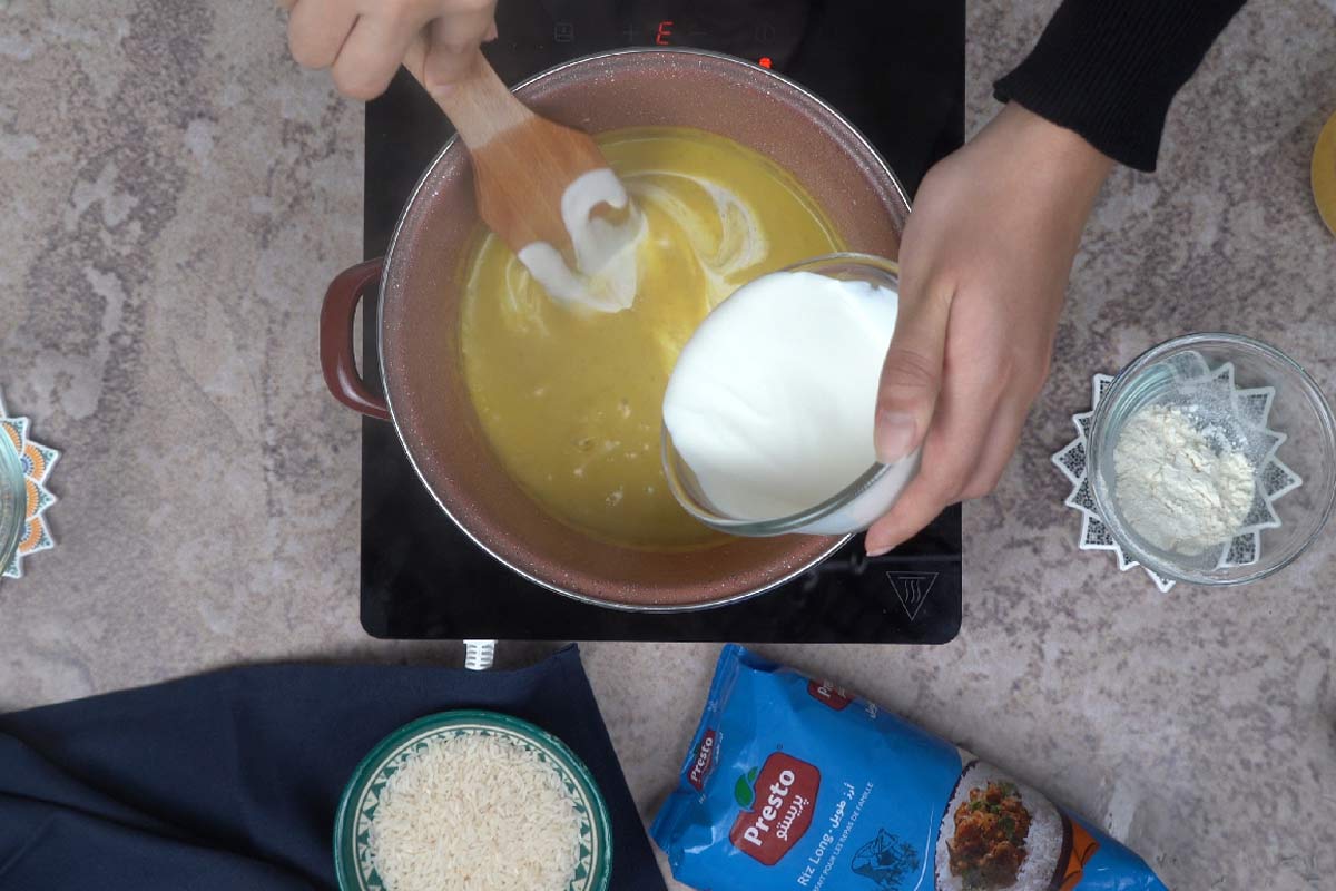 صلصة الكاري للأرز : إضافة القشدة الطرية