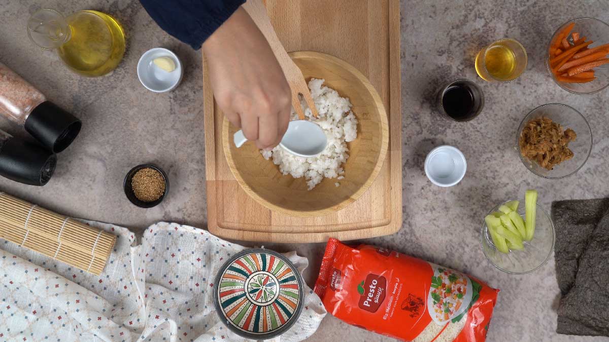 kimbap: Préparation du riz cuit