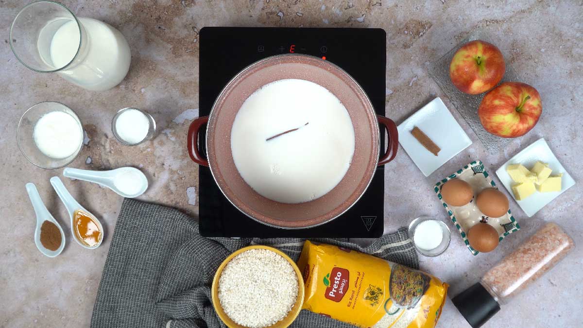 gateau de riz et pommes: ajout du lait et de la cannelle