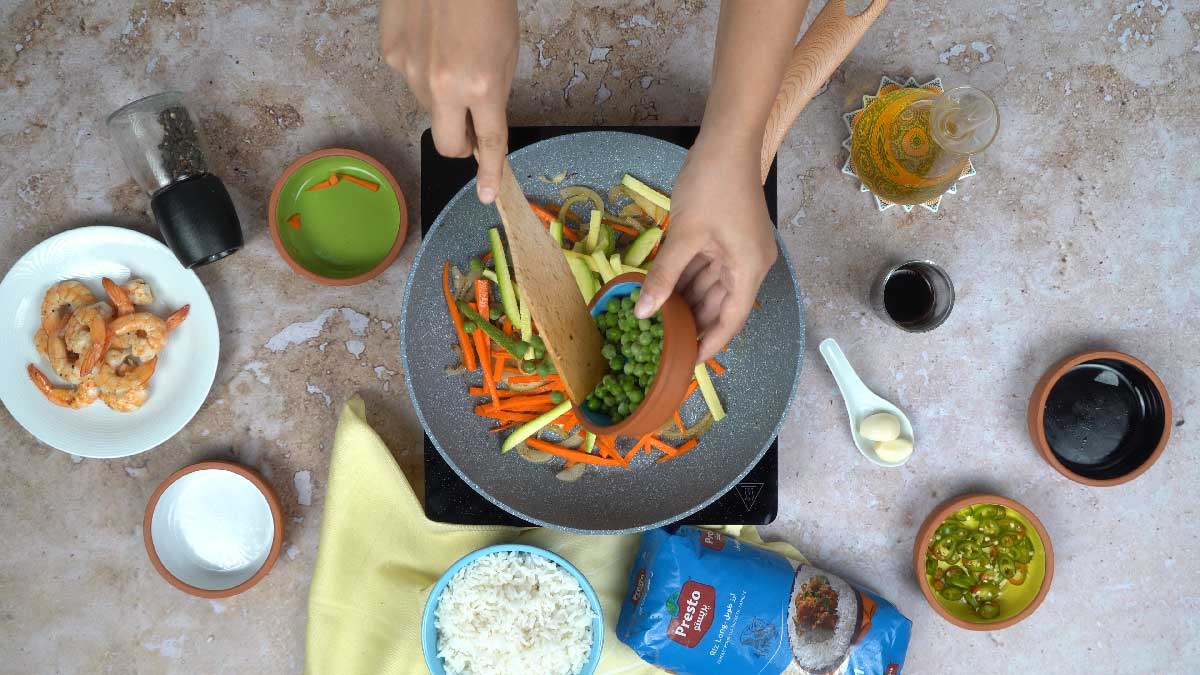 Riz thai: Cuisson des légumes