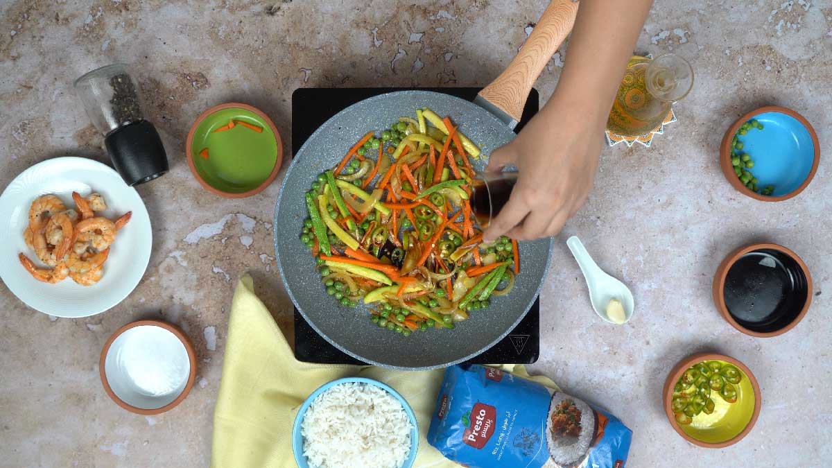 Riz thai: Cuisson des légumes