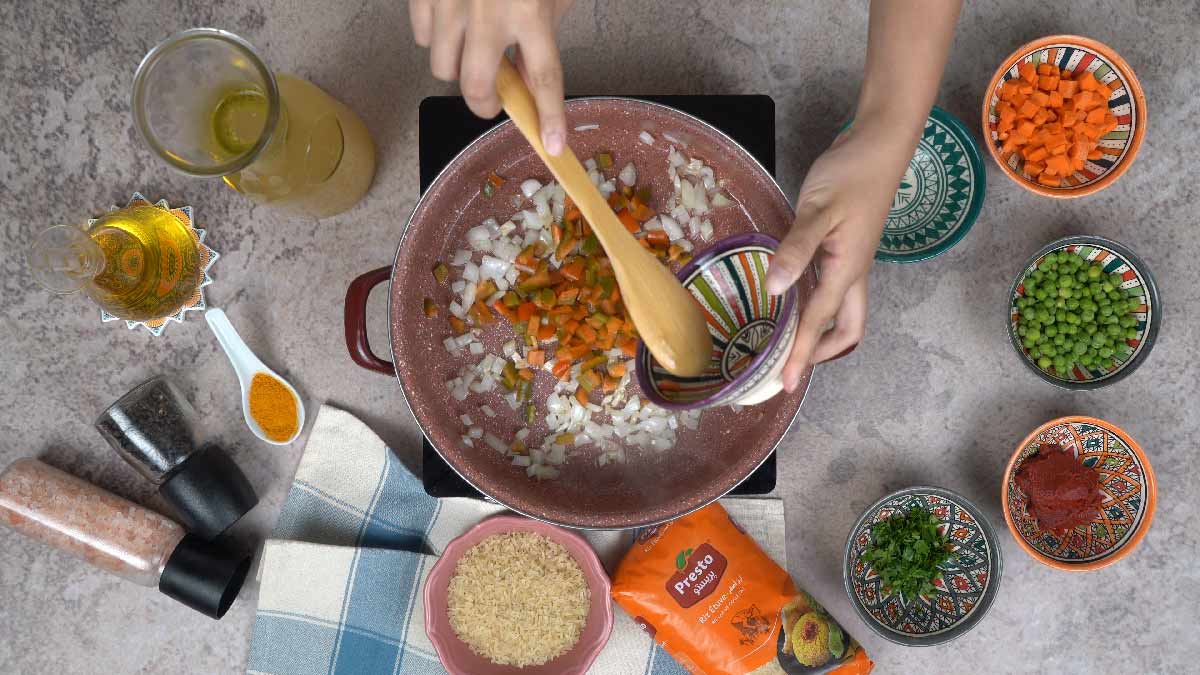 riz aux légumes recette:Ajout de l'oignon et du poivron