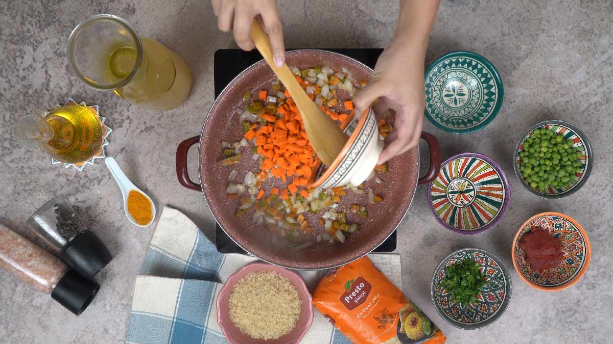 riz aux légumes recette: Assaisonnement et ajout de la carotte