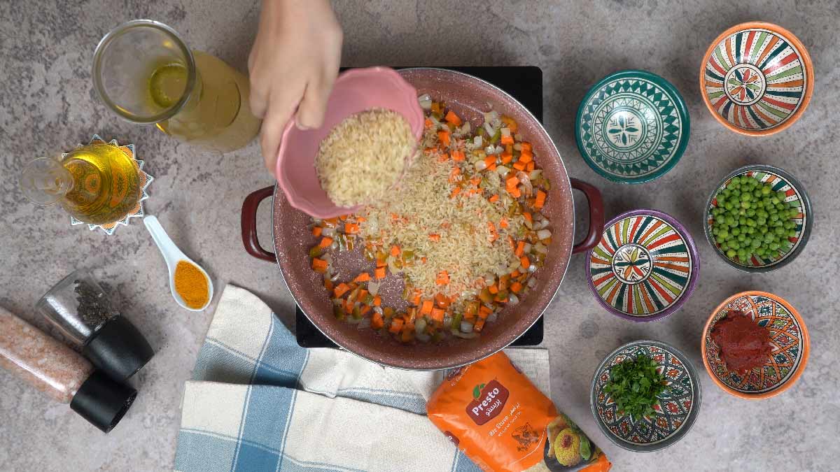 riz aux légumes recette: Ajout du riz et du curcuma