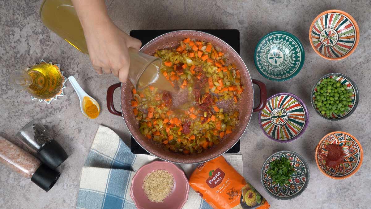 riz aux légumes recette: Ajout de la tomate concentrée et du bouillon