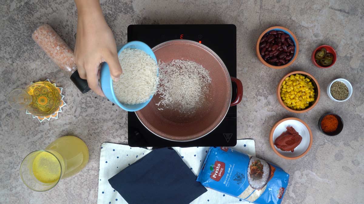 Recette Riz Haricots Rouges Mexicaine: Enrober le riz en huile