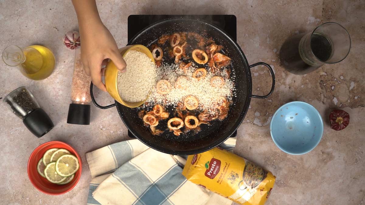 paella noire : Ajout du riz