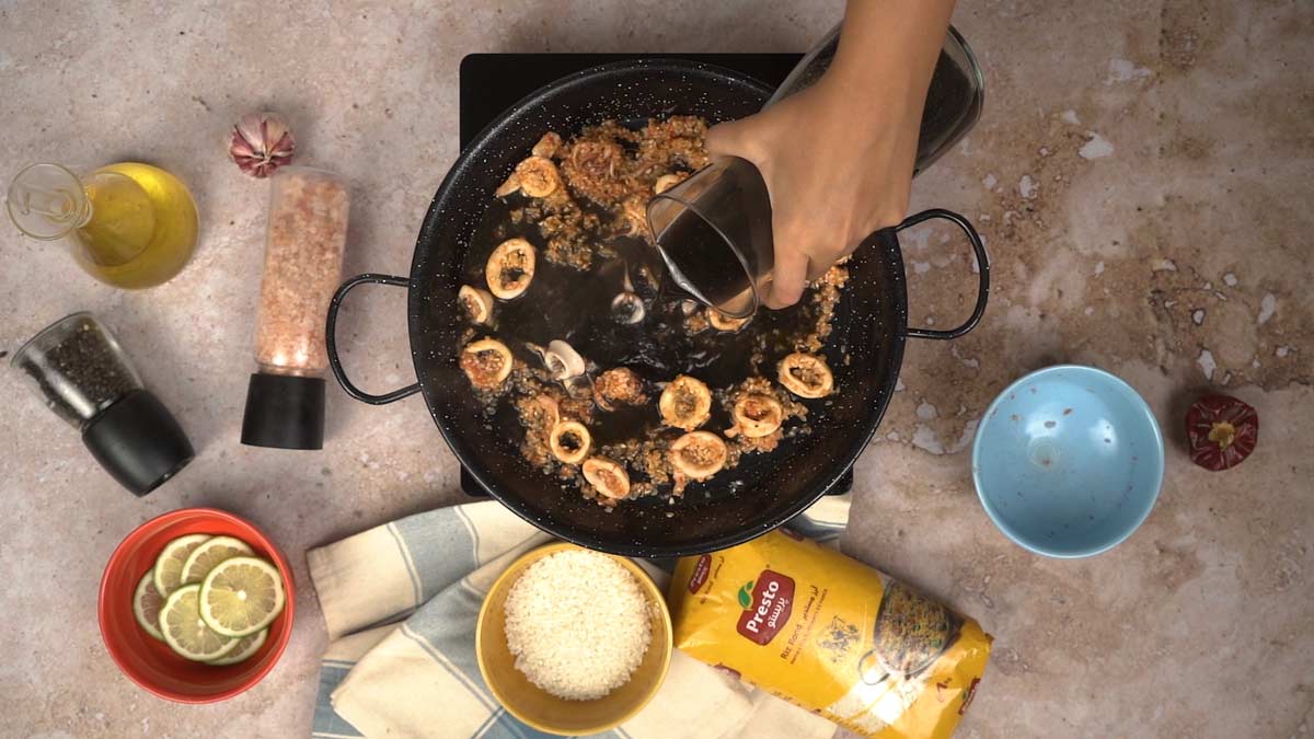 paella noire : Ajout du bouillon de poisson