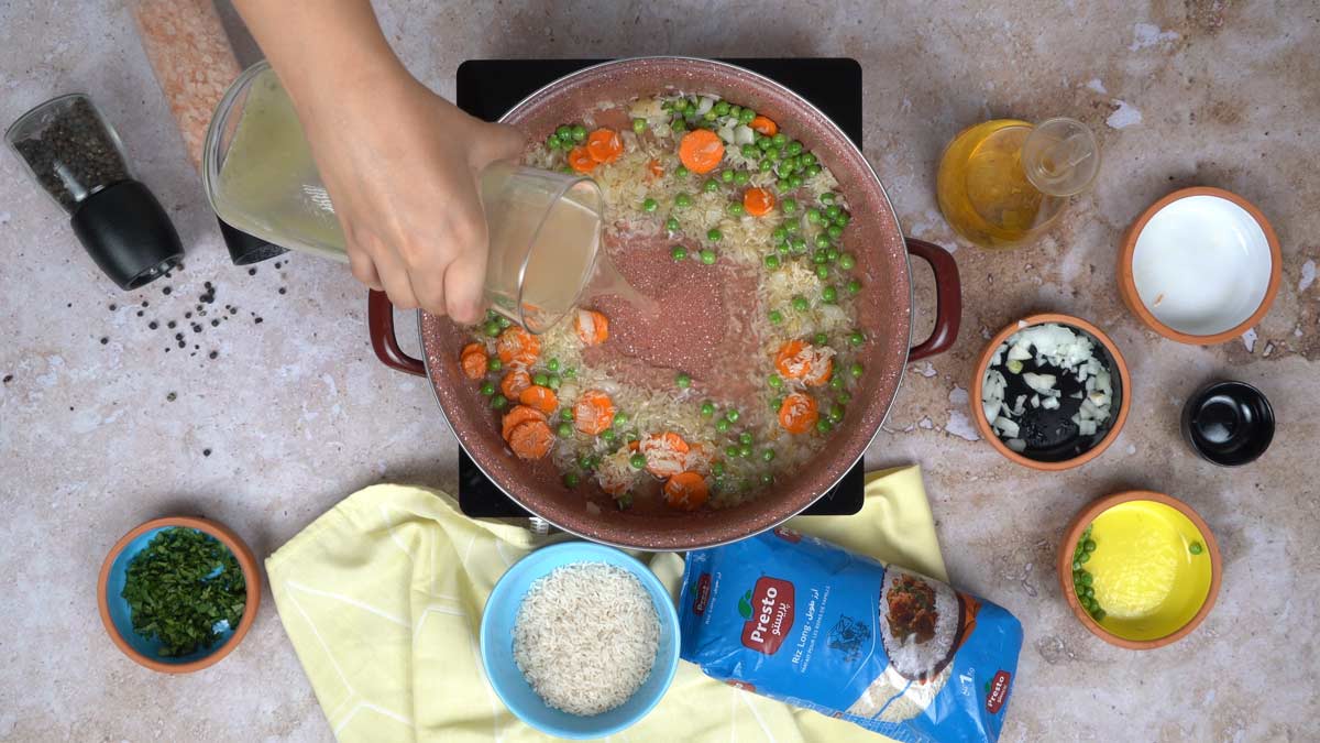 riz carotte petit pois: Ajout du bouillon