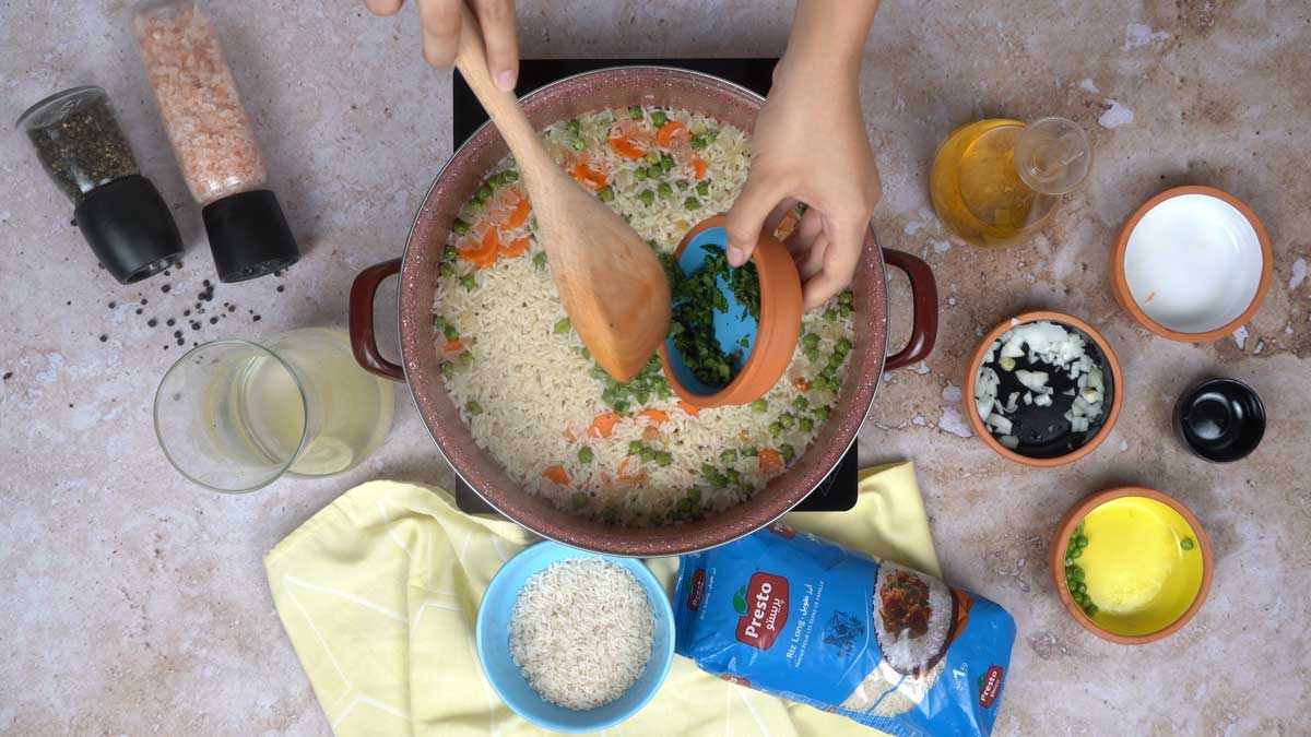 riz carotte petit pois: Cuisson du riz et ajout de coriandre