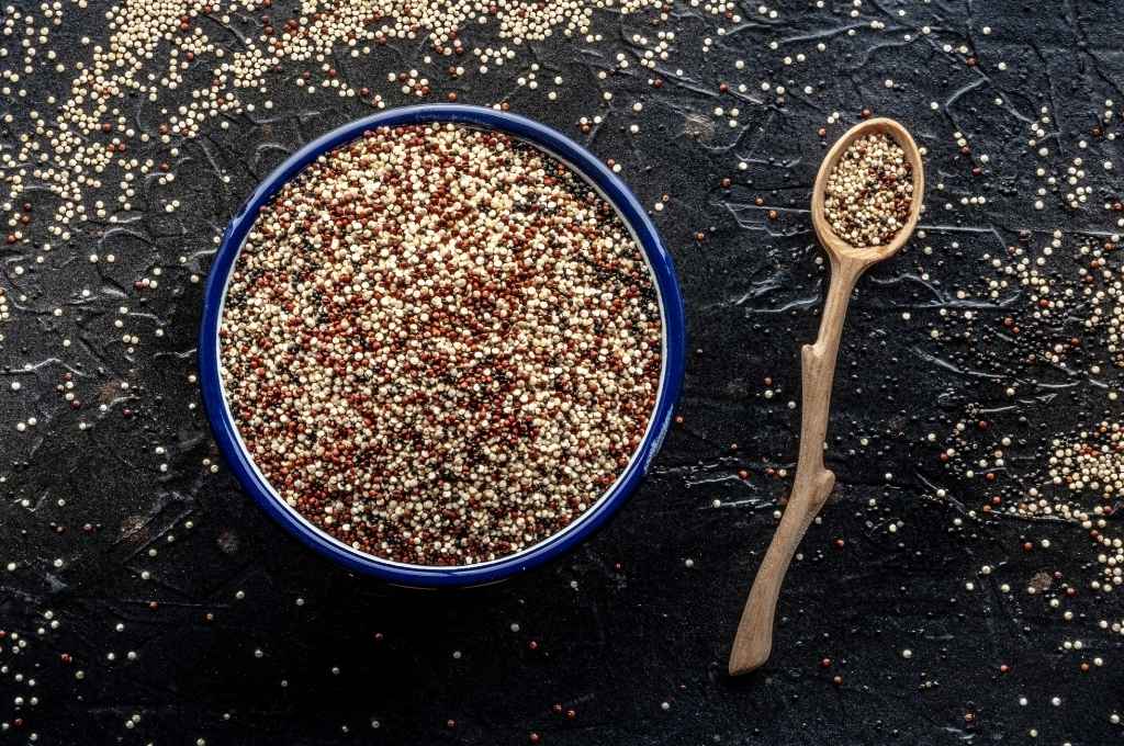 des grains de quinoa dans un bol