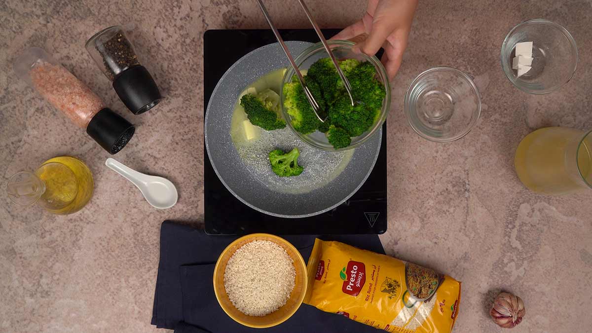 Cuisson des fleurettes de brocoli avec du beurre