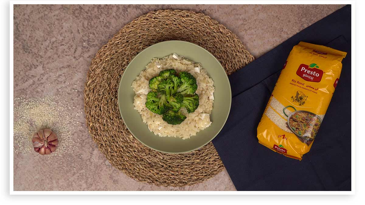 Décoration du plat de risotto avec les brocolis 