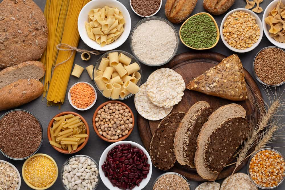 Un assortiment de pains, pâtes et céréales riches en gluten