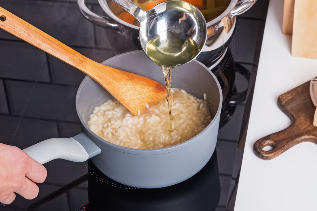 ajout du bouillon pour la cuisson du risotto