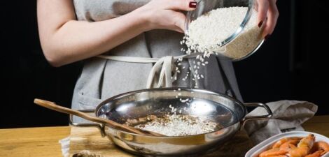 une dame qui est en train de préparer une recette avec du riz