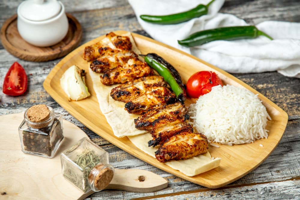 طبق من الدجاج المشوي مع الأرز والخضروات المشوية وصفة مثالية من أجل نظام غذائي لإنقاص الوزن