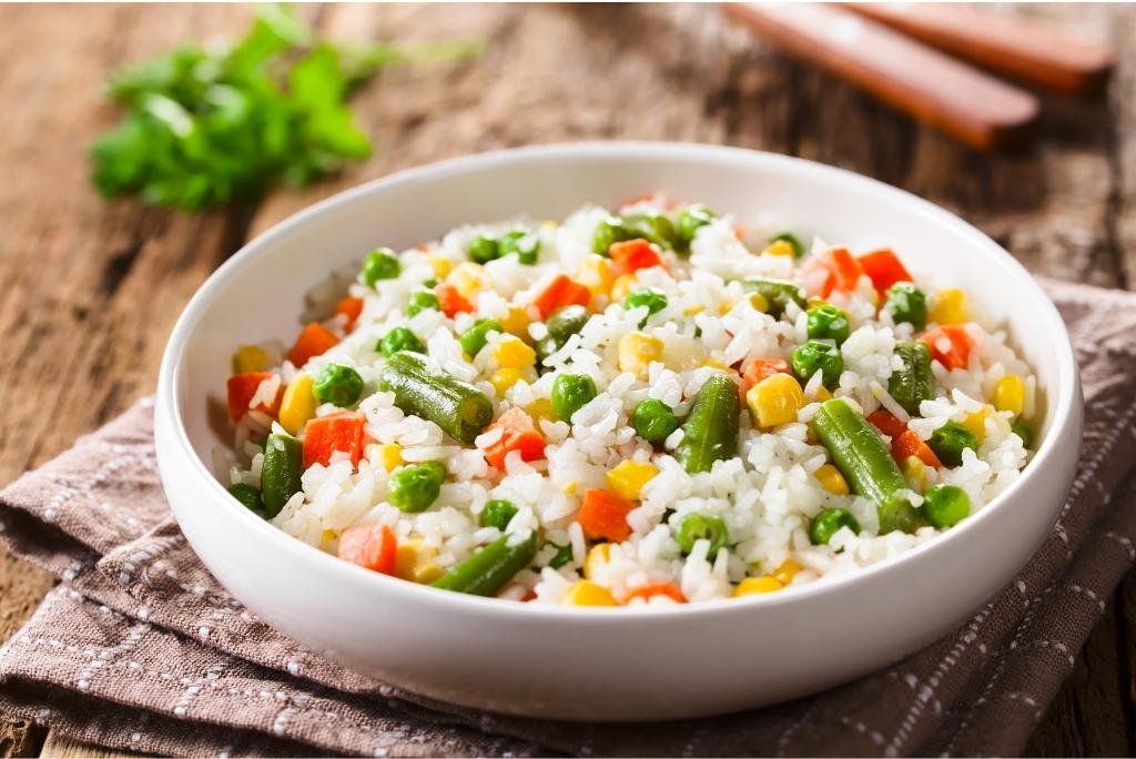 طبق أرز أبيض ملون بالخضروات