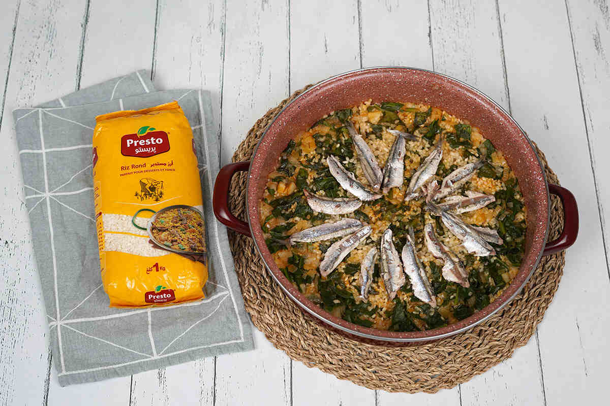 Riz aux anchois et aux épinards est prêt à être dégusté