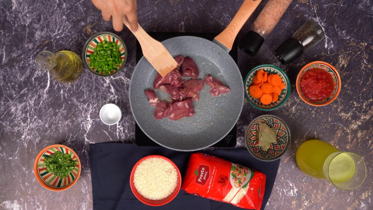 تسخين الزيت وإضافة الكبد