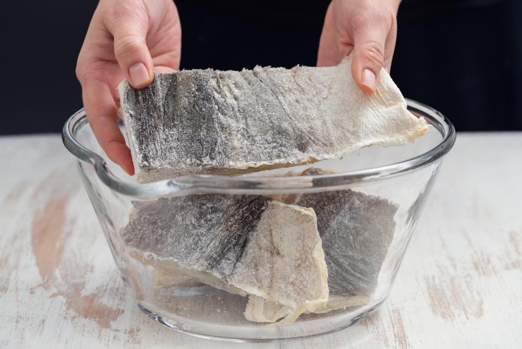 du poisson salé dans un saladier en verre 