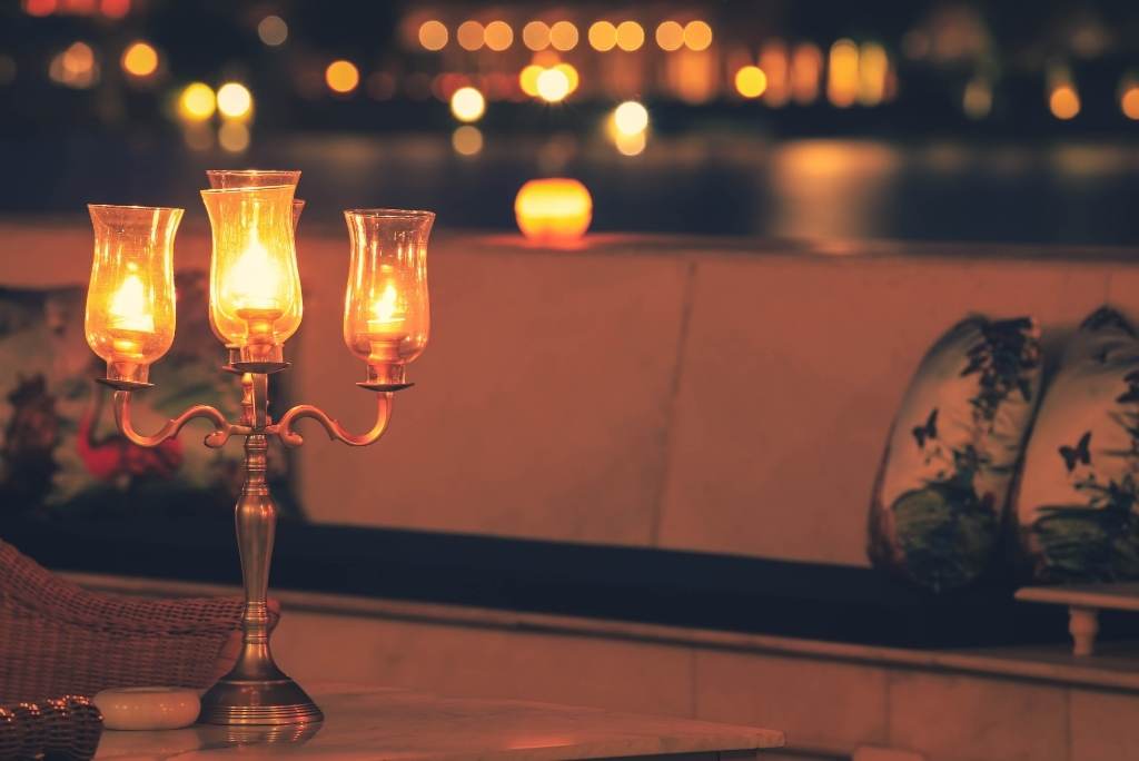 أجواء رومانسية بإضاءة الشموع