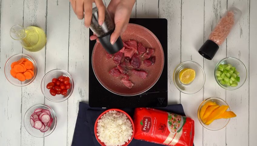 Faire frire des morceaux de thon dans un peu d’huile avec du sel et du poivre.