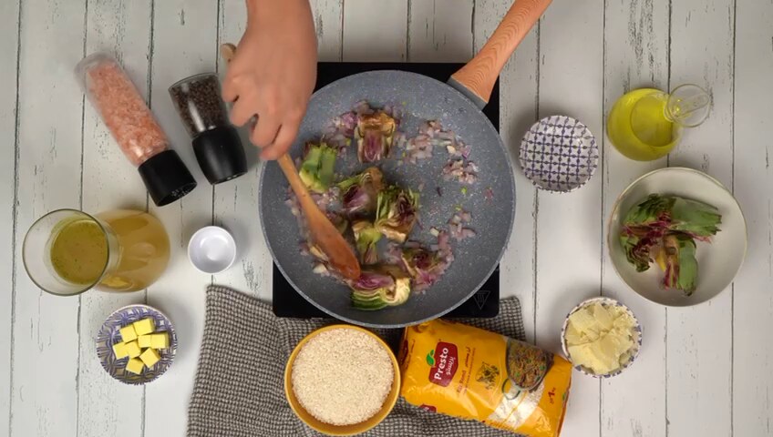 Cuire les cœurs d’artichaut dans une casserole avec des oignons